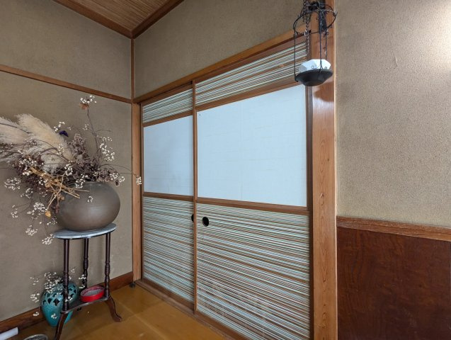 売中古戸建　沼津市今沢の内装|広々とした玄関ホールです。お花を飾ったりインテリアが楽しめます。陽当たりも良く気持ちいい1日のスタートがきれますね。