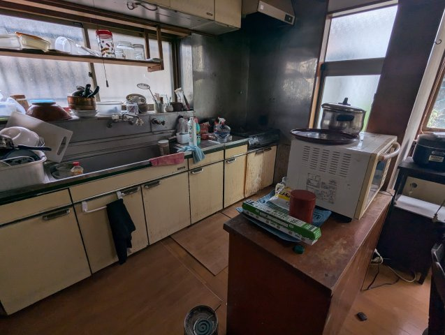 売中古戸建　沼津市今沢のキッチン|キッチンには窓があり明るく開放的です。壁付けキッチンなので集中してお料理出来ますね。