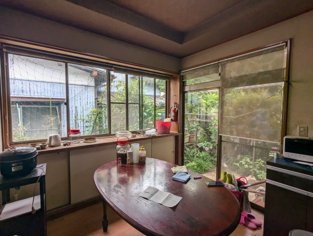 売中古戸建　沼津市今沢の居間・リビング|二面採光なので日差しがたっぷり入ります。また風通しが良く解放感もあります。