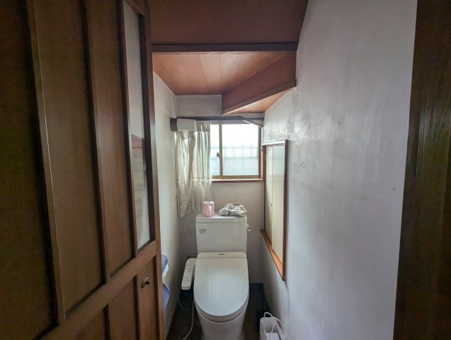 売中古戸建　沼津市今沢のトイレ|トイレには窓があり明るい室内です。コンパクトな設計で空間を広く感じさせるデザインになっています。