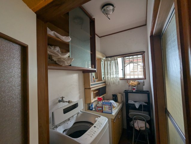 売中古戸建　沼津市今沢の独立洗面台|窓があるので明るい室内です。独立洗面台があるので収納スペースも多くあります。鏡もあるので朝の支度にも便利です。