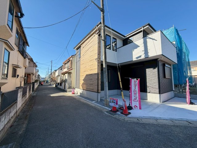 越谷市大沢新築戸建ての前面道路含む現地写真