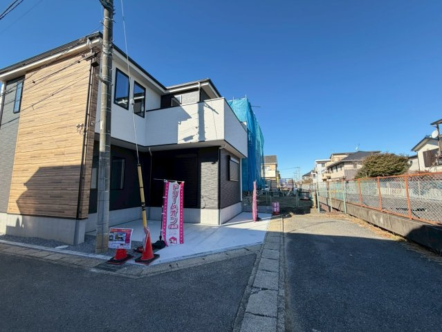 越谷市大沢新築戸建ての前面道路含む現地写真