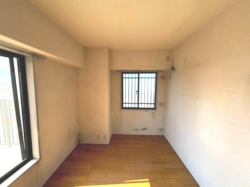 長岡京グリーンマンションの洋室|二面採光で明るい洋室です。
寝室にもぴったり(^^♪