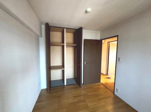 長岡京グリーンマンションの洋室|収納スペースがございます。