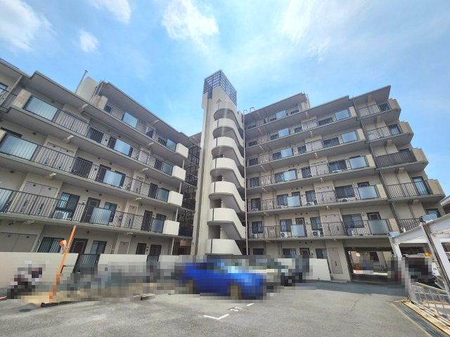 長岡京グリーンマンションの外観|鉄筋コンクリート造7階建てのマンションです。