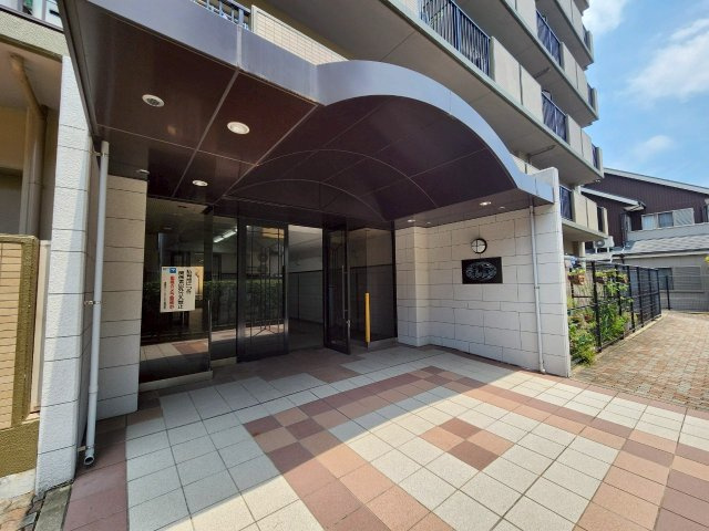 長岡京グリーンマンションのエントランス|阪急京都線「西向日」駅徒歩15分！落ち着いた住宅地に位置します。