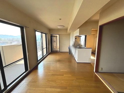 長岡京グリーンマンションの居間・リビング|暖かな光が差し込む、南向きのLDK。
隣の和室（約6帖）と合わせて広々とご使用いただけます！
