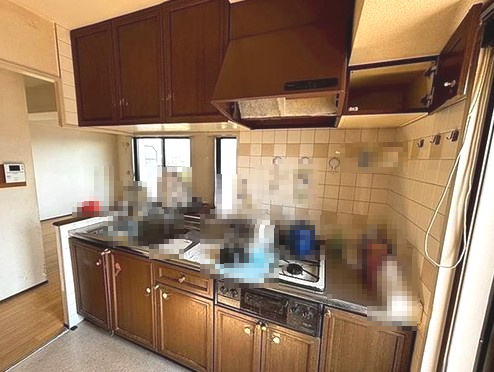 長岡京グリーンマンションのキッチン|木目調の温かみのあるキッチン。
収納スペース豊富です。