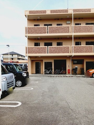 【駐車場】 | トゥールモンド | 駐車場に車を止められます