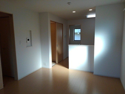 【居間・リビング】 | プロムナード弐番館 | こちらのリビングで趣味の時間をお楽しみください