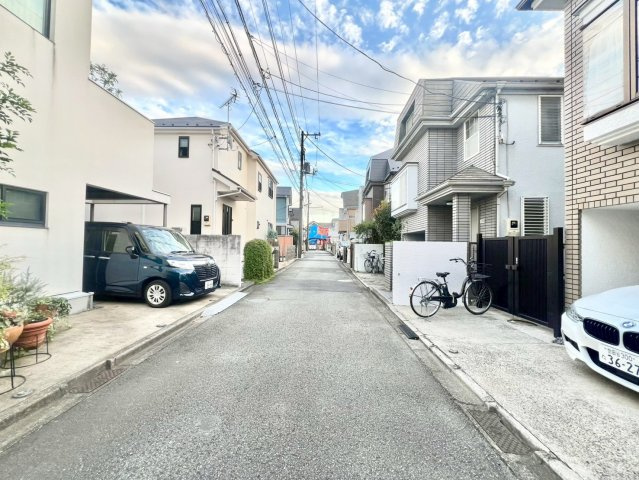 世田谷区上祖師谷5丁目　建築条件無し売地　残1区画の前面道路含む現地写真|2025.09.29撮影

ご内見希望・資料請求などお気軽にお問い合わせ下さい！
03-5990-5201