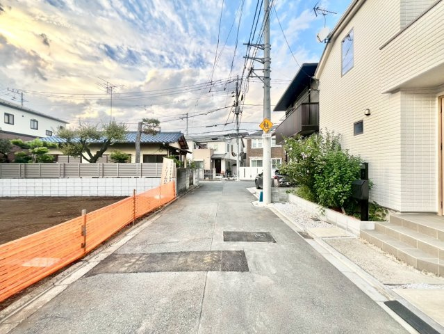 世田谷区上祖師谷5丁目　建築条件無し売地　残1区画の前面道路含む現地写真|2025.09.29撮影

ご内見希望・資料請求などお気軽にお問い合わせ下さい！
03-5990-5201