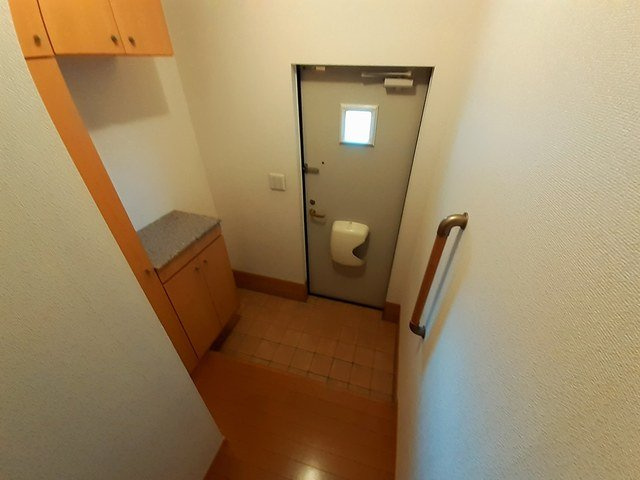 フローラルハイツⅠの玄関|明るい玄関です