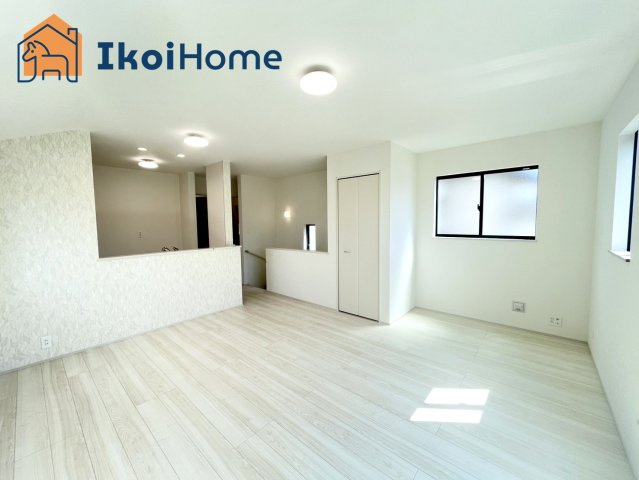 明石市太寺天王町　新築戸建の居間・リビング|【ホームページに現地動画掲載中】●年中無休：当日予約可●広々とした開放感のある15.6帖のLDK！