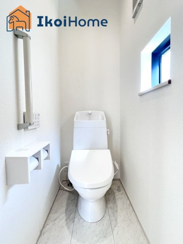 明石市太寺天王町　新築戸建のトイレ|【ホームページに現地動画掲載中】●年中無休：当日予約可●トイレには小窓付きで換気も良好です！