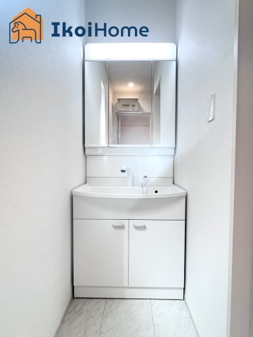 明石市太寺天王町　新築戸建の洗面所|【ホームページに現地動画掲載中】●年中無休：当日予約可●三面鏡・ハンドシャワー水栓タイプの洗面台です