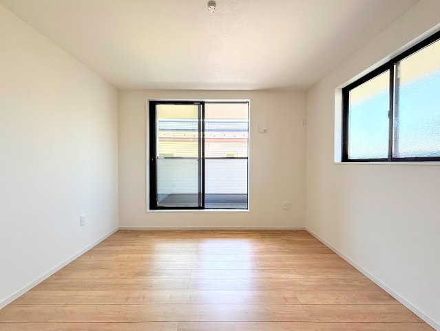 戸塚区平戸2丁目　新築戸建ての洋室|◆室内はいつも明るい印象なので気持ちの良い朝を迎えられます。各部屋にはクローゼットを完備しており、収納が多いお家はすっきりして快適空間です。
