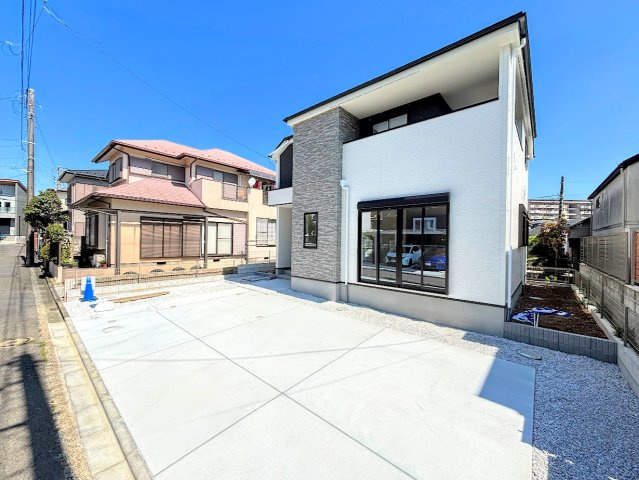 戸塚区平戸2丁目　新築戸建ての駐車場|◆ゆったりとした駐車スペースを確保いたしましたので、お車3台駐車できます。自転車やバイクなど、ゆとりのある敷地で置き場所に困ることはないでしょう。
