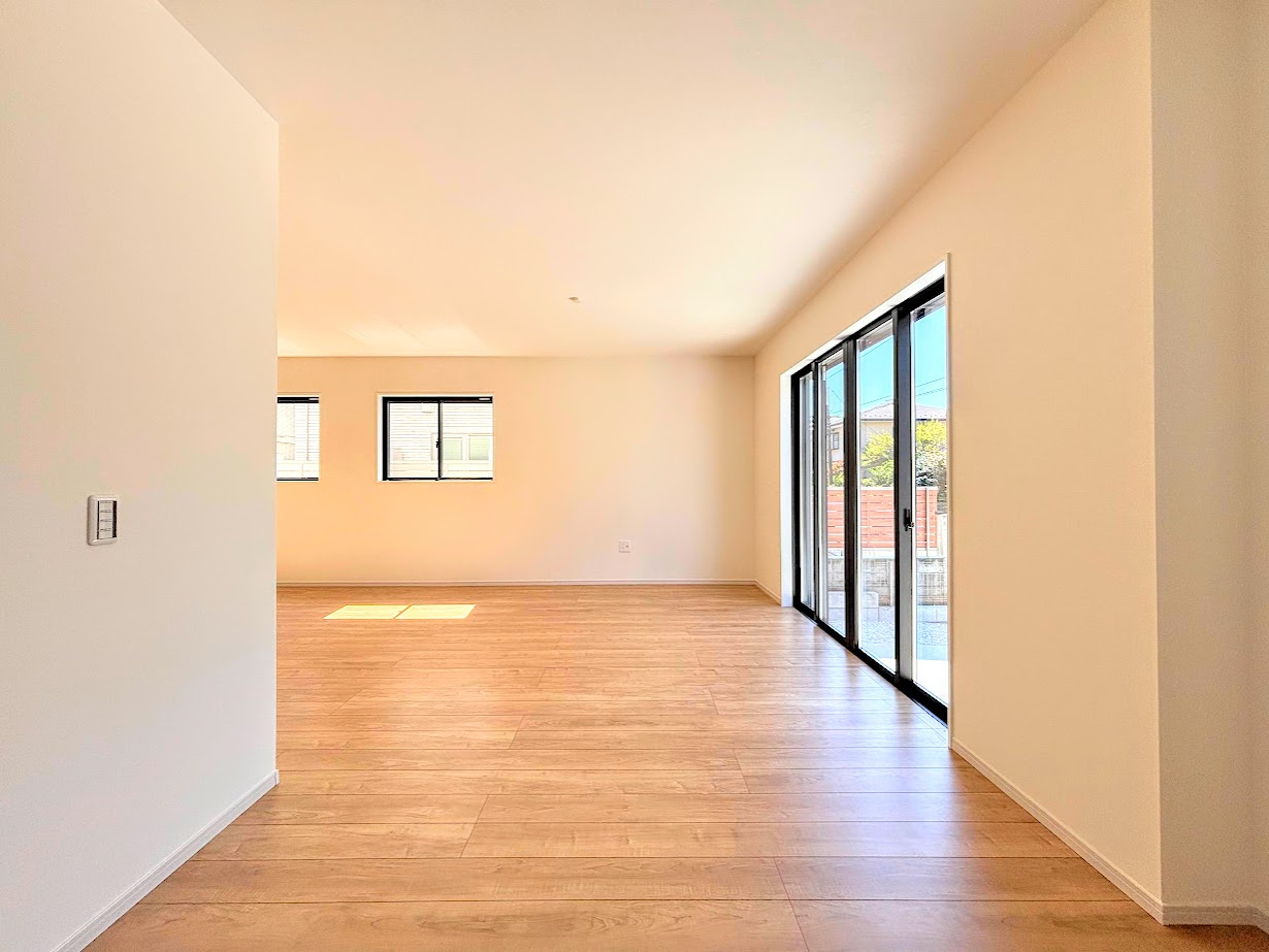 戸塚区平戸2丁目　新築戸建ての居間・リビング|◆ご家族の会話がはずむ、開放的なＬＤＫです。休日はお陽さまの光をたっぷりととりこめるぽかぽかリビングで過ごしませんか？
