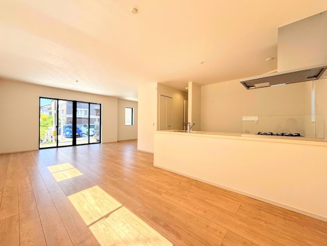 戸塚区平戸2丁目　新築戸建ての居間・リビング|◆広々としたリビング・ダイニングは、シックでモダンな内装。落ち着いた雰囲気に包まれて、伸びやかな空間のなかで、ゆったりと家族団らんのひとときを過ごせます。
