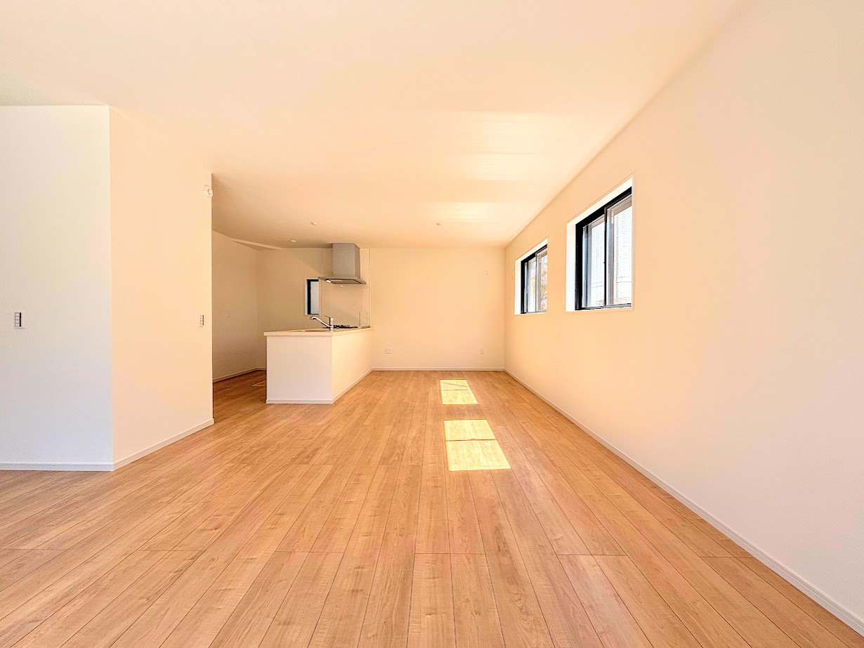 戸塚区平戸2丁目　新築戸建ての居間・リビング|◆家族で食卓を囲むダイニングスペースと、ソファでゆったりくつろぐリビングスペースがしっかり区切られているので家具の配置や用途を使いわけしやすいです。

