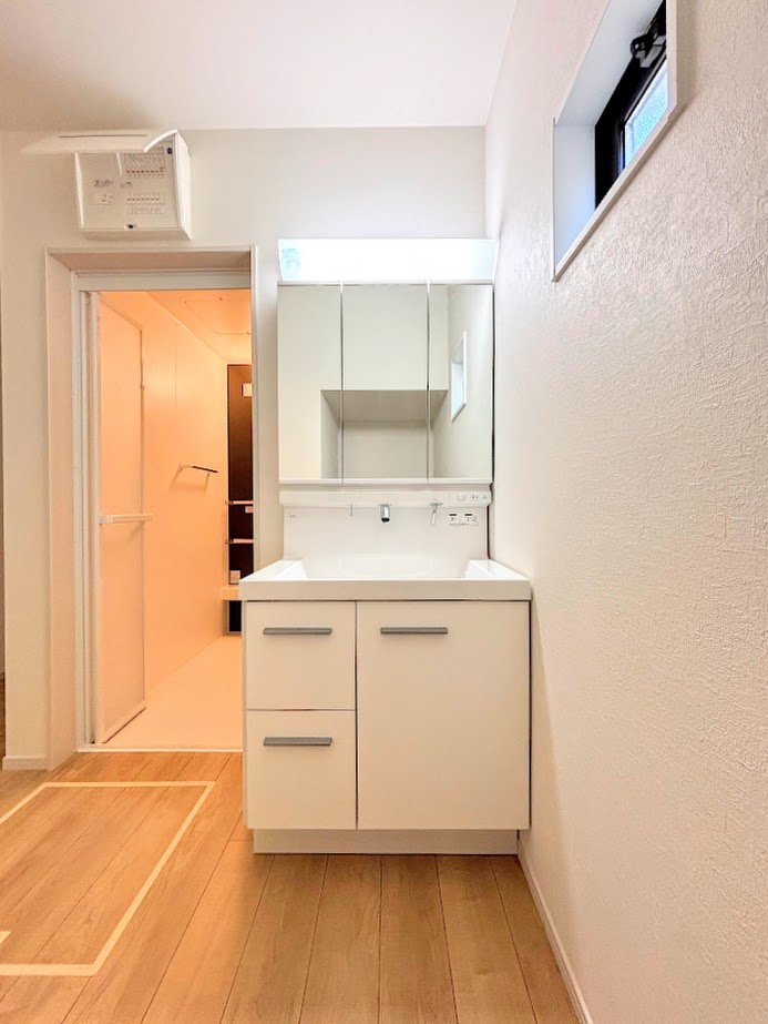 戸塚区平戸2丁目　新築戸建ての独立洗面台|◆三面鏡裏や、シンクしたにも多数収納を備えた、広々とした洗面化粧台。窓のある明るい洗面所で毎日の身支度も気持ち良くお使い頂けます。
