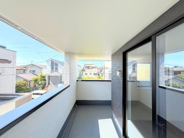戸塚区平戸2丁目　新築戸建てのバルコニー|◆広いバルコニーは寝室と子供部屋からアクセスできる2WAY動線。お布団も洗濯物もたくさん干せます！！
