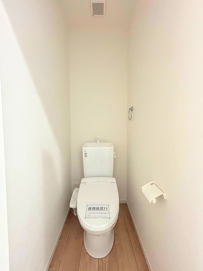 戸塚区平戸2丁目　新築戸建てのトイレ|◆清潔感のある白を基調とした落ち着ける空間。小窓をもうけていますので、こもりやすい空気の入れ替えも簡単に行えますね！
