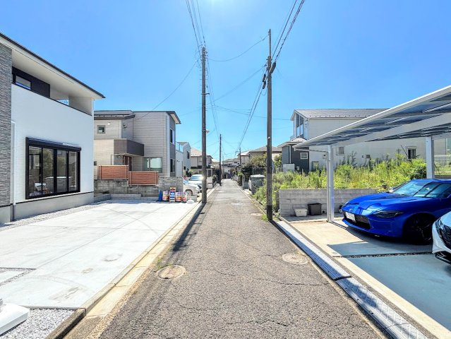 戸塚区平戸2丁目　新築戸建ての前面道路含む現地写真|◆前面道路も幅員があり車の運転も安心！前面道路は閑静な住宅地。車通りの少ない道路です。お子様にも安心です。
