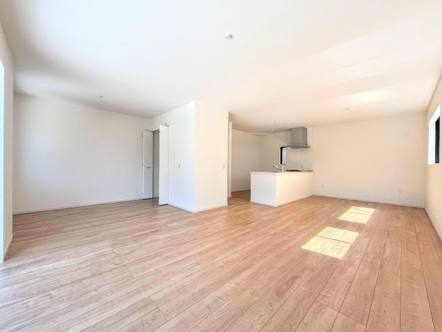 戸塚区平戸2丁目　新築戸建ての居間・リビング|◆一家だんらんのスペースとなるＬＤＫ。窓から明るい光が差し込み、思わず家族の会話も弾む快適な空間。
