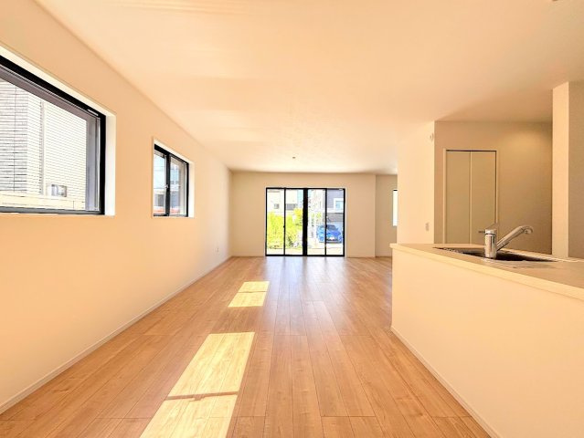 戸塚区平戸2丁目　新築戸建ての居間・リビング|◆リビングは一日中太陽の光が射し込みます。家族が集まる空間は、自然と笑顔が溢れます！
