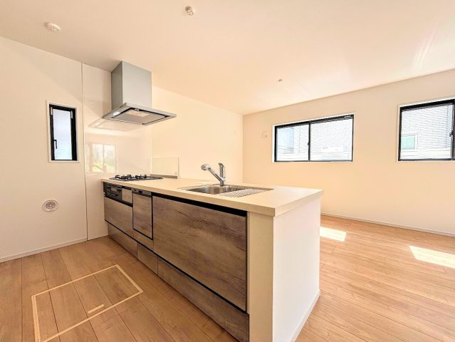 戸塚区平戸2丁目　新築戸建てのキッチン|◆キッチンからダイニングやリビングが見渡せるキッチン。料理をしながら家族とコミュニケーションをとれるだけでなく、大きな開放感も得られることができます。
