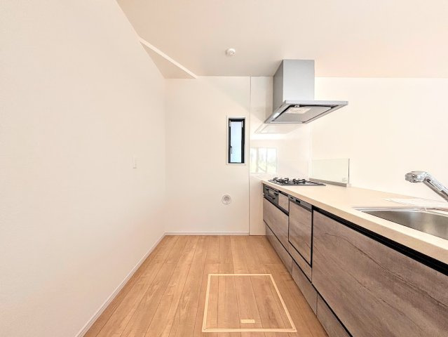 戸塚区平戸2丁目　新築戸建てのキッチン|◆デザイン性と機能性を兼ね備えたキッチンです。リビングスペースとの一体感が生まれ、広々空間を演出してくれます。
