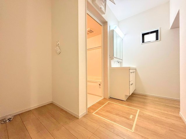 戸塚区平戸2丁目　新築戸建ての洗面所|◆毎日使う場所だから、機能的で使いやすさに配慮したパウダールーム。すっきりと使えるように収納も豊富にご用意しています。
