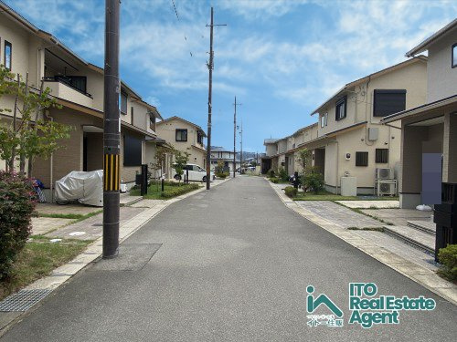 静市市原町 未入居戸建(9号地)の前面道路含む現地写真