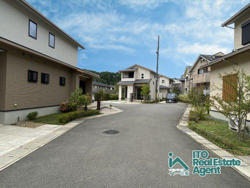 静市市原町 未入居戸建(9号地)の前面道路含む現地写真