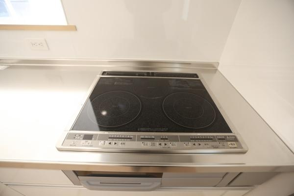 光吉第3-2号棟の浴室|浴室は清潔感のある明るい空間です。シンプルなデザインで使いやすさが特徴です。壁面には便利な鏡とシャワー設備が設置されています。浴槽横には窓があり自然光が入ります。浴槽ふたも備え付けられています。