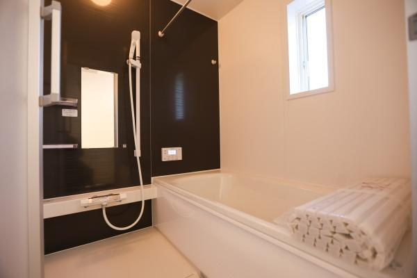 光吉第3-2号棟のバルコニー|開放感のある大きな窓からバルコニーへアクセスできます。室内と屋外のつながりを感じられる明るい空間です。バルコニー部分には屋根があり天候に左右されにくい仕様です。眺望を楽しめる位置に配置されています。