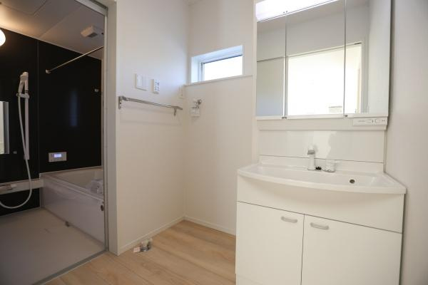 光吉第3-2号棟の洋室|明るい雰囲気の洋室です。クローゼットが備え付けられており収納にも便利です。シンプルな内装なのでインテリアが映えます。窓からの採光で室内が開放的です。