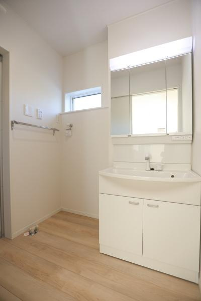 光吉第3-2号棟の洋室|明るい光が差し込む洋室です。シンプルな内装で家具の配置がしやすい空間となっています。ナチュラルなフローリングが落ち着いた雰囲気を演出します。2つの窓が換気をサポートします。使いやすい間取りが魅力です。