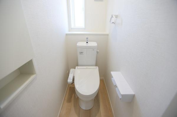 光吉第3-2号棟の洋室|大きな窓から光が差し込む明るい洋室です。白を基調とした内装で清潔感があります。十分な収納スペースが備わっています。窓からバルコニーへのアクセスも便利です。