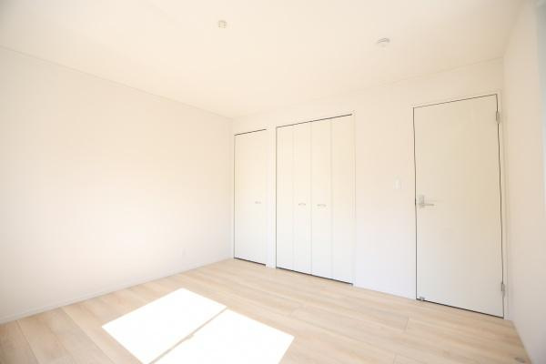 光吉第3-2号棟の収納|2つに分かれた収納スペースが設けられており使い勝手に配慮されています。中のハンガーパイプで衣類の整理も容易です。シンプルなデザインで空間をすっきり見せられます。明るい内装が収納部分にも広がります。