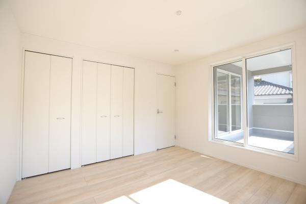 光吉第3-2号棟のバルコニー|バルコニーはゆったりとした広さがあり開放感のある空間です。屋根が付いているため天候の変化にも対応しやすい設計です。周囲の景色を気軽に楽しめる大きな窓が魅力的です。手すりも高めで安心感があります。