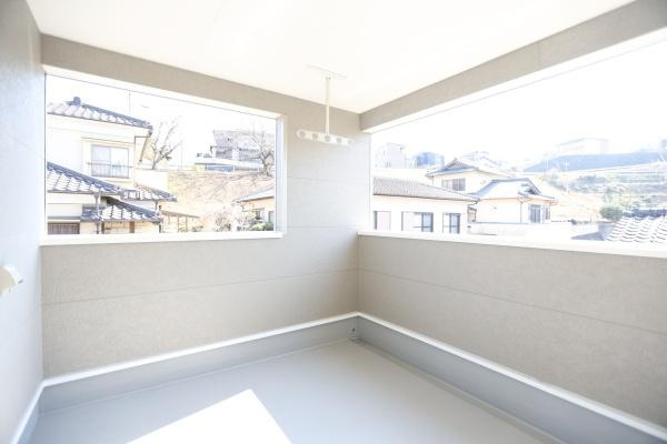 光吉第3-2号棟のキッチン|広々としたシンクが配置されており水栓もシンプルなデザインです。ステンレスの質感が清潔感を与えています。カウンター部分もフラットで扱いやすい仕様です。窓からの採光がキッチン全体を明るくしています。