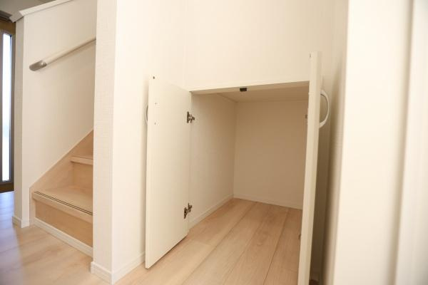 光吉第3-2号棟の洋室|明るい光が差し込む洋室です。シンプルな内装で様々なインテリアに合わせやすい空間となっています。清潔感のある壁と床で落ち着いた雰囲気が広がります。収納も充実しており使い勝手の良いお部屋です。