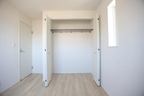 光吉第3-2号棟の収納|ホワイトを基調とした収納扉が空間に溶け込んでいます。廊下の一角に配置されており使い勝手の良い仕様です。シンプルなデザインでどんなインテリアにもなじみやすい雰囲気です。