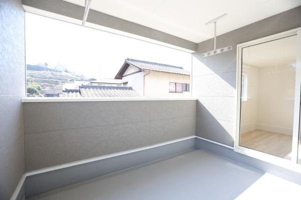 光吉第3-2号棟の収納|扉付きの収納スペースが設けられています。シンプルなデザインで空間がすっきりと感じられます。明るい色合いの内装が特徴的です。使い勝手の良い収納となっています。出入りしやすい配置です。