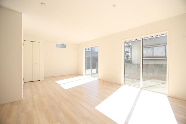 光吉第3-2号棟の収納|扉付きの収納スペースが設けられており室内をすっきりと保ちやすいです。すぐ手に取れる位置に収納があり便利です。明るい色合いの床と壁が空間全体に開放感をもたらしています。