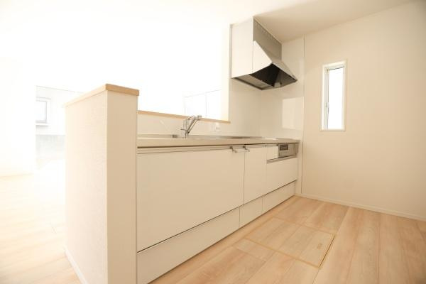 光吉第3-2号棟のキッチン|白を基調としたキッチンは清潔感が感じられます。IHクッキングヒーターを採用しています。収納スペースもすっきりとまとまり使い勝手の良さが魅力です。シンプルなデザインで空間が広く見えます。